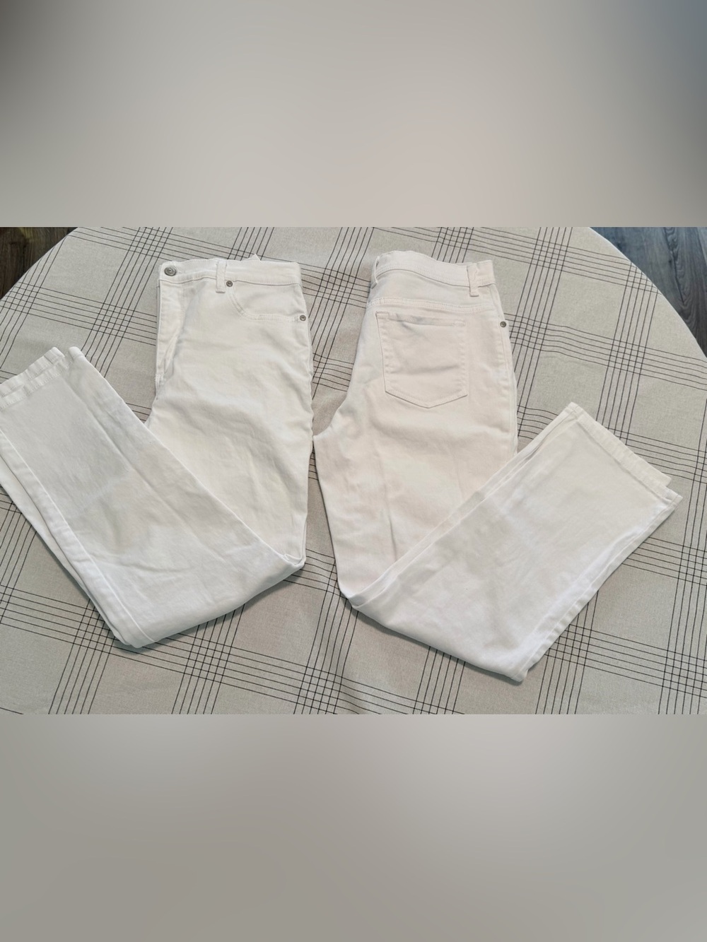 2 Pair Gloria Vanderbilt Amanda Jeans Women’s Size 10 White Stretch Straight Leg
